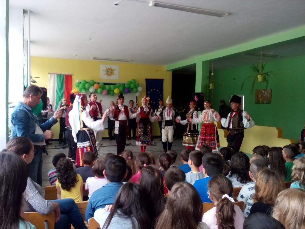 Капански ансамбъл гостува в ОУ "Иван С. Тургенев" 2