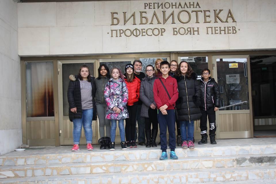  В навечерието на 170г. от рождението на Христо Ботев, ученици посетиха регионалната библиотека "Проф. Боян Пенев" - ОУ Иван Сергеевич Тургенев - Разград