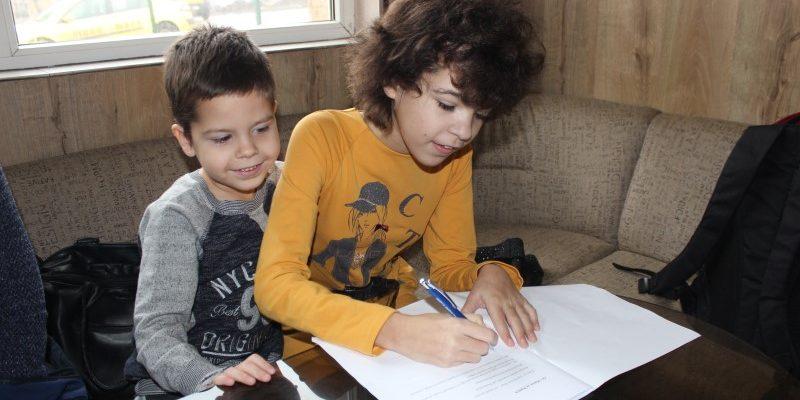 Приятели сбъднаха мечтата на Криси - издадоха първата и стихосбирка - ОУ Иван Сергеевич Тургенев - Разград