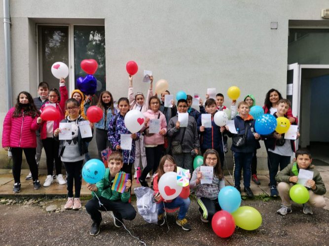 Учениците от 4 "а" клас с благороден жест към децата в отделение по Педиатрия за Деня на детето - ОУ Иван Сергеевич Тургенев - Разград