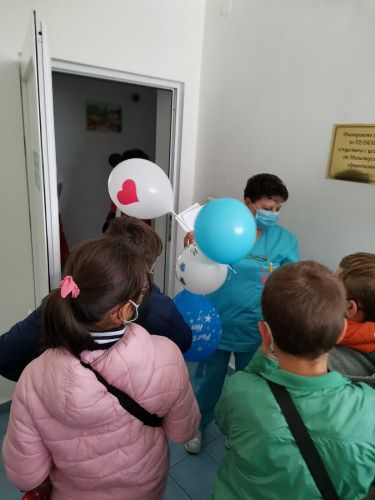 Учениците от 4 "а" клас с благороден жест към децата в отделение по Педиатрия за Деня на детето 3