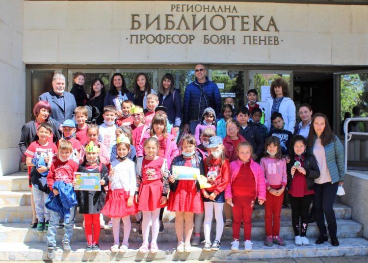 Деца въртяха колело на знанието в Деня на библиотекаря - ОУ Иван Сергеевич Тургенев - Разград