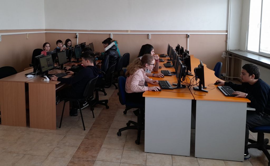 Учениците от клуб по интереси "В света на ИТ"към проект "Образование за утрешния ден" изненадаха за празника на жената, учителките от ОУ "Ив.С.Тургенев" 8