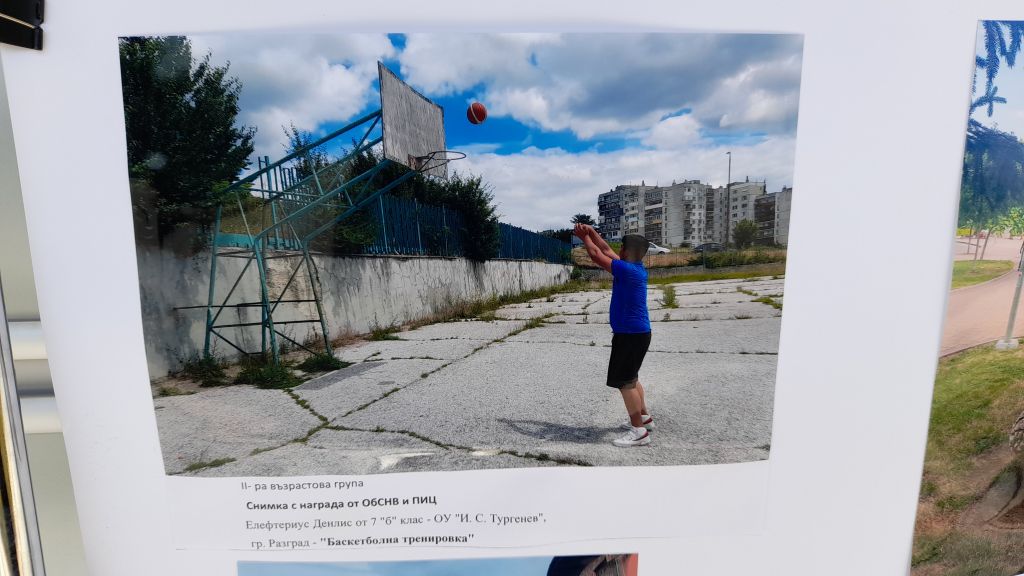Пореден успех за учениците от ОУ "Иван С. Тургенев" от фотоконкурсите "Живата природа" и "Моят свят без наркотици" 17