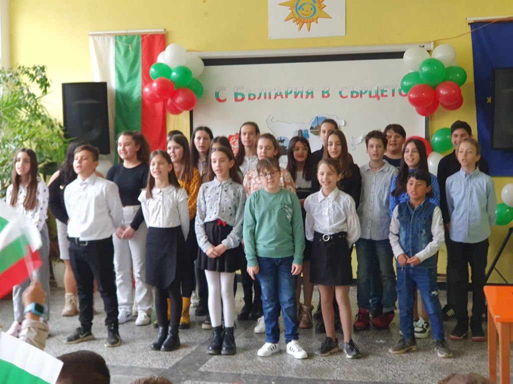 СТИХОВЕ И ПЕСНИ ЗА ОСВОБОЖДЕНИЕТО ИЗПЪЛНИХА ТУРГЕНЕВСКИТЕ УЧЕНИЦИ 4
