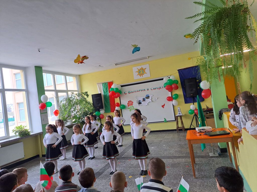 СТИХОВЕ И ПЕСНИ ЗА ОСВОБОЖДЕНИЕТО ИЗПЪЛНИХА ТУРГЕНЕВСКИТЕ УЧЕНИЦИ 5