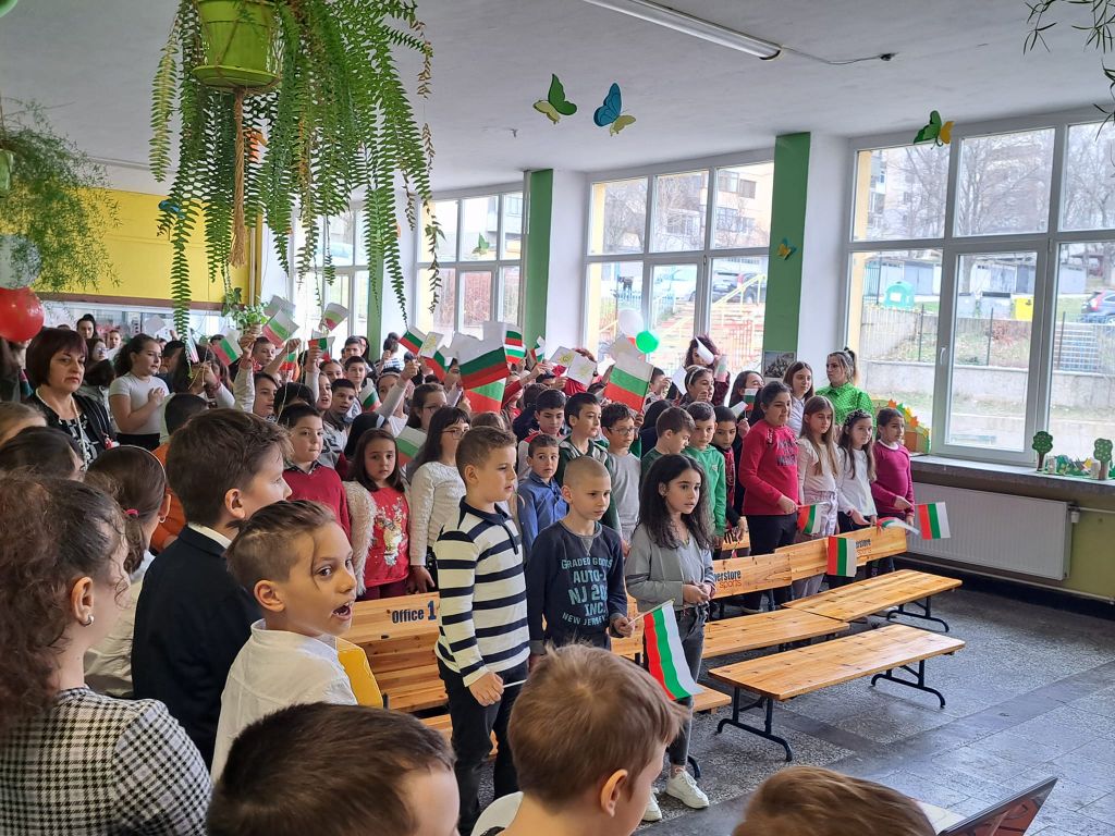 СТИХОВЕ И ПЕСНИ ЗА ОСВОБОЖДЕНИЕТО ИЗПЪЛНИХА ТУРГЕНЕВСКИТЕ УЧЕНИЦИ 6