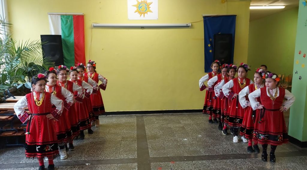 Предпразнично настроение с шарени яйца, пролетни песни и танц на лазарки в ОУ "И.С.Тургенев" - ОУ Иван Сергеевич Тургенев - Разград
