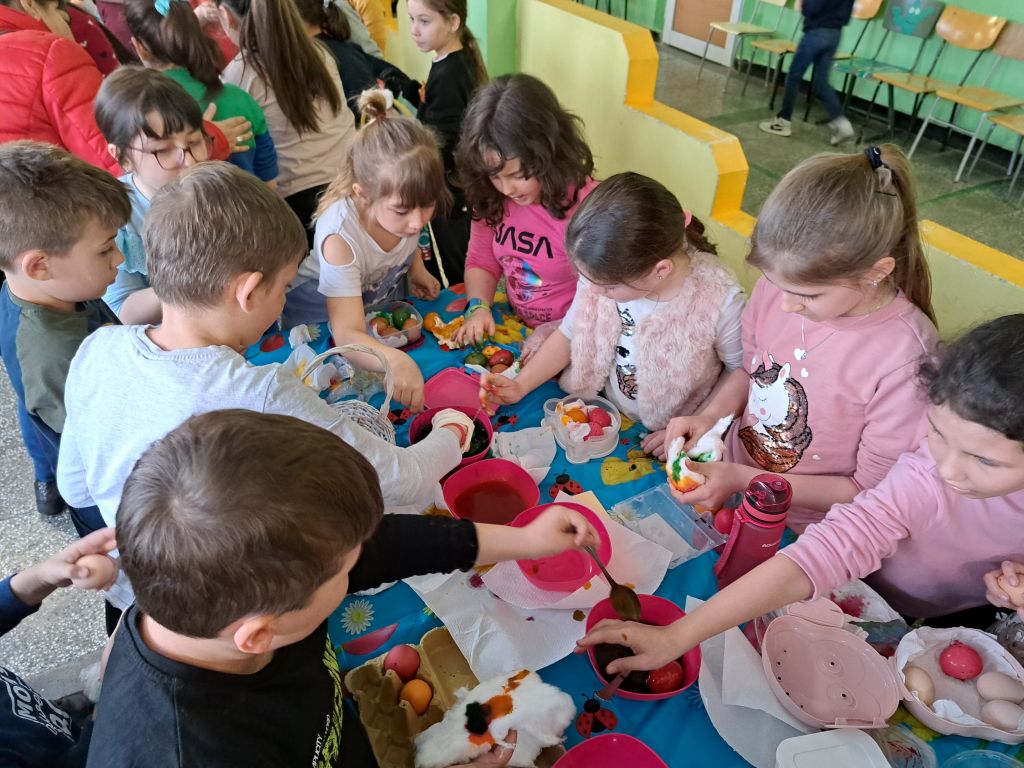 Предпразнично настроение с шарени яйца, пролетни песни и танц на лазарки в ОУ "И.С.Тургенев" 10