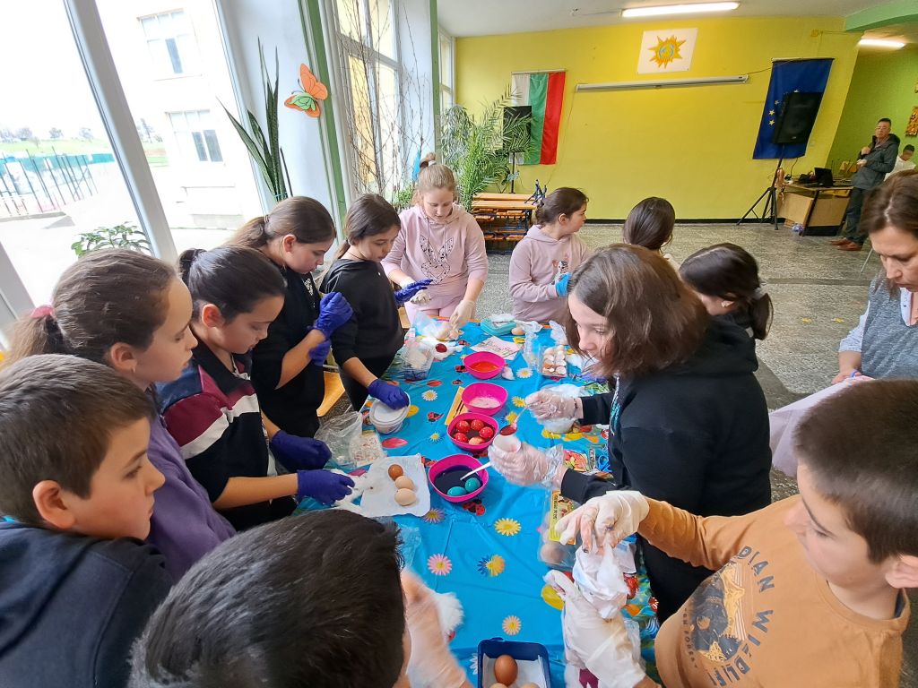 Предпразнично настроение с шарени яйца, пролетни песни и танц на лазарки в ОУ "И.С.Тургенев" 11