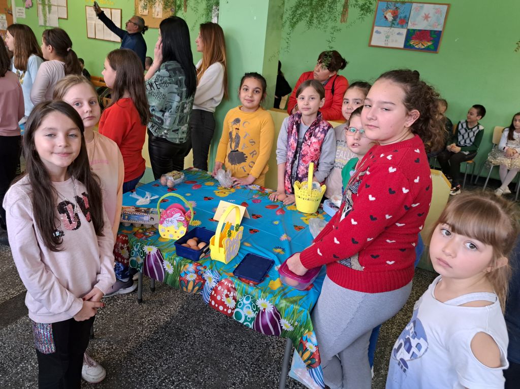 Предпразнично настроение с шарени яйца, пролетни песни и танц на лазарки в ОУ "И.С.Тургенев" 17