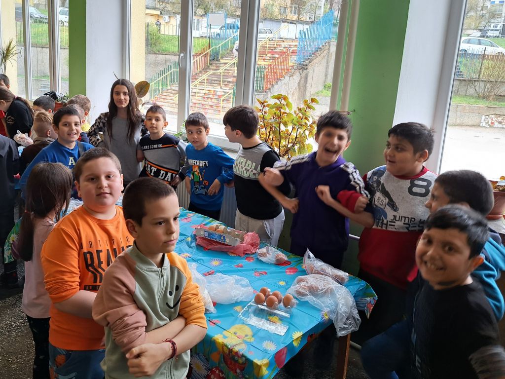 Предпразнично настроение с шарени яйца, пролетни песни и танц на лазарки в ОУ "И.С.Тургенев" 18