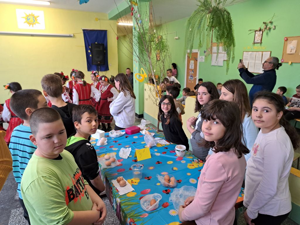 Предпразнично настроение с шарени яйца, пролетни песни и танц на лазарки в ОУ "И.С.Тургенев" 19