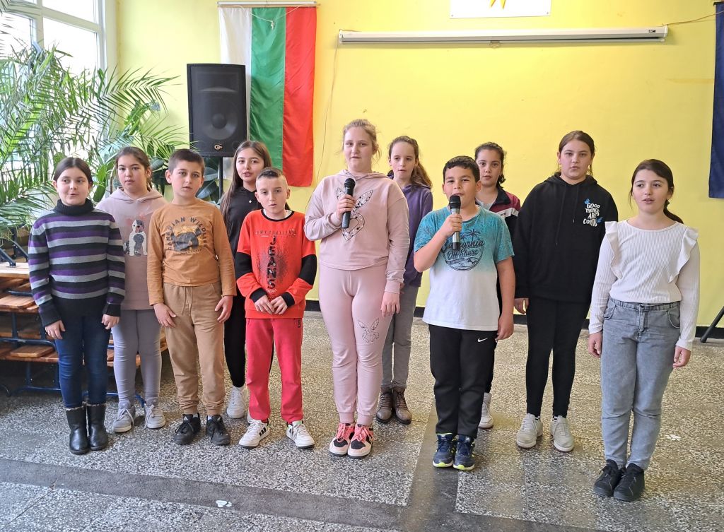 Предпразнично настроение с шарени яйца, пролетни песни и танц на лазарки в ОУ "И.С.Тургенев" 4