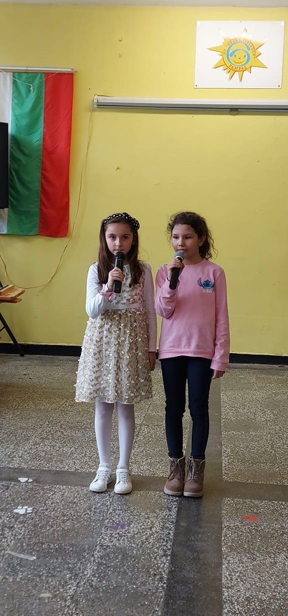 Предпразнично настроение с шарени яйца, пролетни песни и танц на лазарки в ОУ "И.С.Тургенев" 7