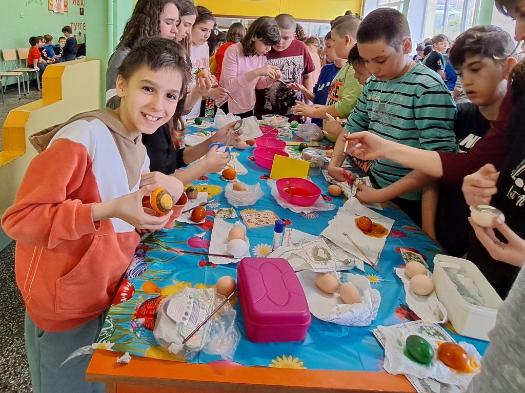 Предпразнично настроение с шарени яйца, пролетни песни и танц на лазарки в ОУ "И.С.Тургенев" 9