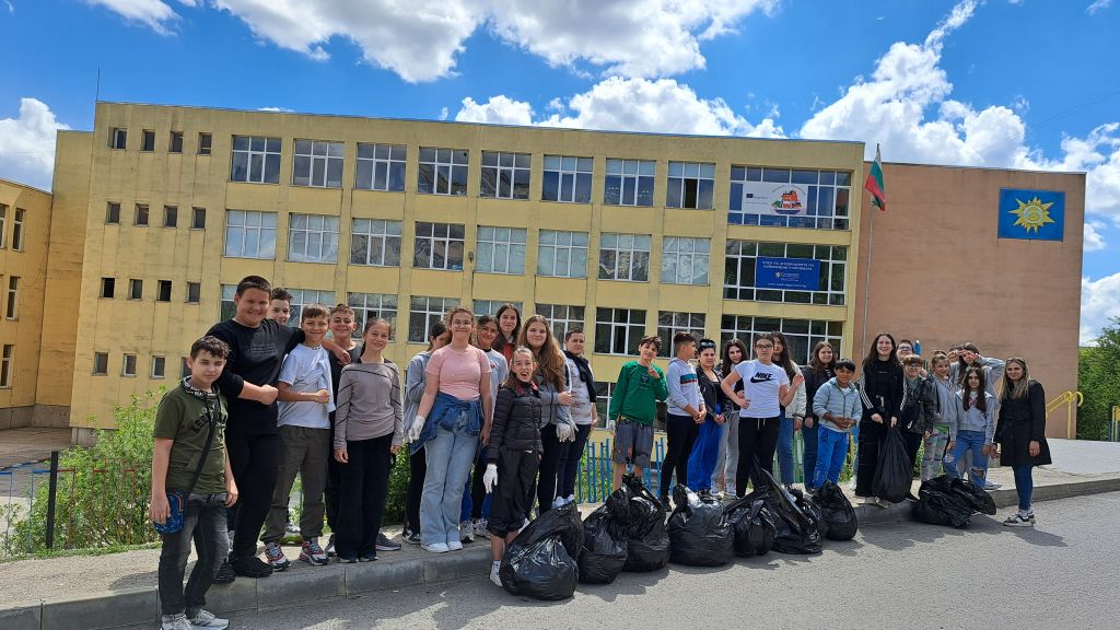 Учители и ученици от ОУ "Иван С. Тургенев" се включиха в кампанията за пролетното почистване на Община Разград - ОУ Иван Сергеевич Тургенев - Разград