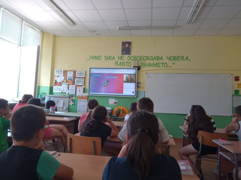 Учениците от IV А клас участваха онлайн в открит урок на тема "Независими в Мрежата - как да се пазим онлайн и да сърфираме безопасно!", организиран от изд. Klett Bulgaria  - ОУ Иван Сергеевич Тургенев - Разград