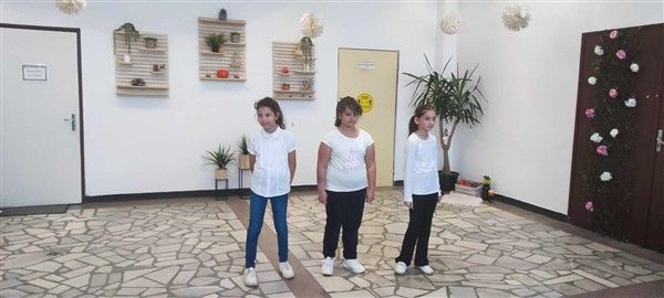 Ученици от ОУ "Иван С. Тургенев" гостуваха на възрстните от Дома за стари хора на празника им 2